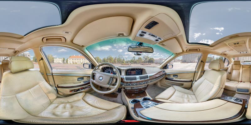 GRODNO, WIT-RUSLAND - FEBRUARI 3, 2014: Volledig equirectangular sferisch panorama 360 binnen BMW 750 van de prestige modern auto