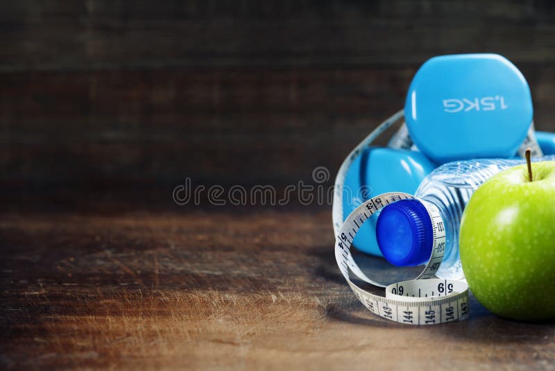 Groen appel, domoren, water en het meten van band Gezondheid en matrijs stock fotografie Groen appel, domoren, water en het meten van band Gezondheid en matrijs stock fotografie