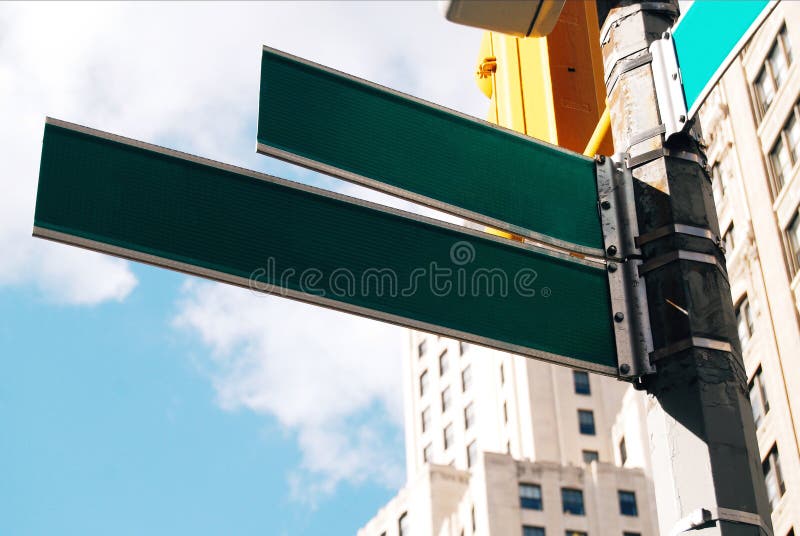 Groen straatnaambord stadsjabloon stock foto's