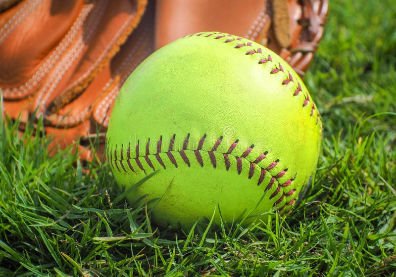 Groen lichthonkbal & x28; Ballen voor training& x29; in handschoen stock afbeelding Groen lichthonkbal & x28; Ballen voor training& x29; in handschoen stock afbeelding