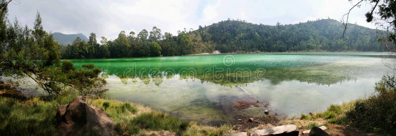 Panorama van het Pengilon-meer, Indonesië royalty-vrije stock afbeeldingen