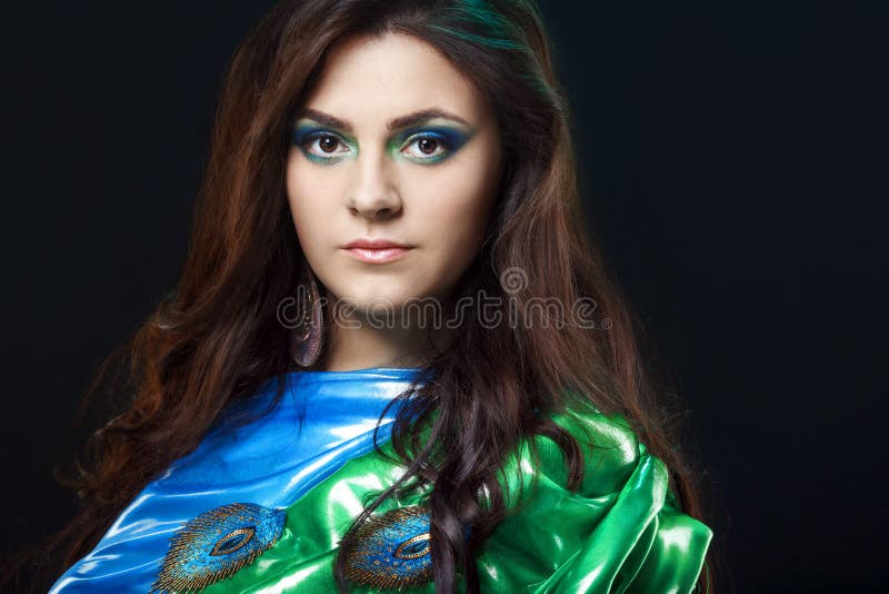 Groen schoonheidsportret van een mooi meisje in blauw, royalty-vrije stock foto Groen schoonheidsportret van een mooi meisje in blauw, royalty-vrije stock foto