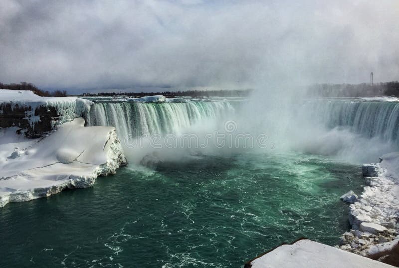 Groen water bij Niagara-cascades in wintertijd, Canada royalty-vrije stock foto Groen water bij Niagara-cascades in wintertijd, Canada royalty-vrije stock foto