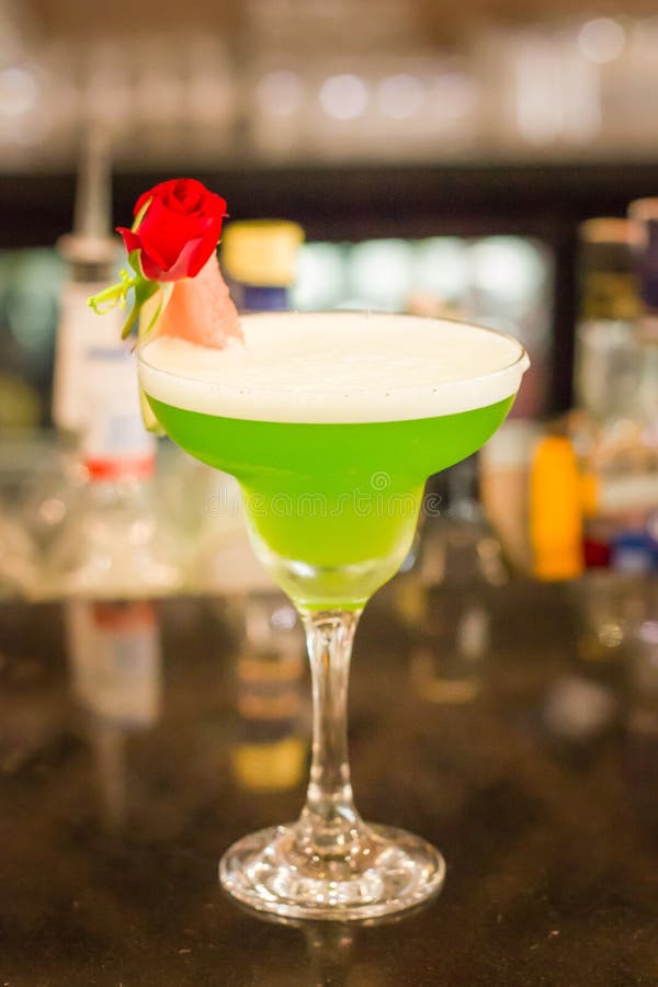 Groene alcoholische cocktail met munt in een glas van Margarita op een barteller royalty-vrije stock afbeelding Groene alcoholische cocktail met munt in een glas van Margarita op een barteller royalty-vrije stock afbeelding