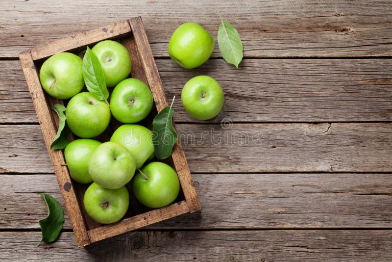 Groene appels in een houten kist stock afbeelding