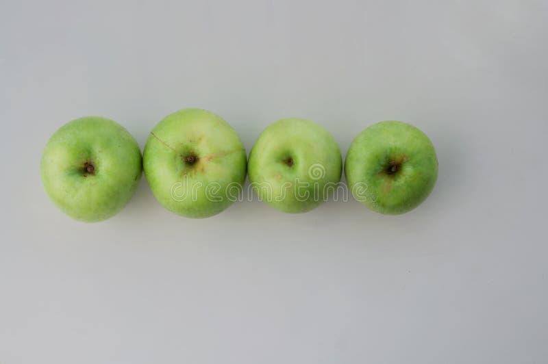 Groene Appelen in Lijn stock fotografie Groene Appelen in Lijn stock fotografie