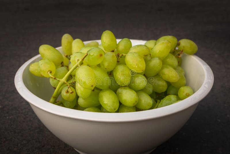 Groene druiven in een kom, sappig en heerlijk stock afbeeldingen Groene druiven in een kom, sappig en heerlijk stock afbeeldingen