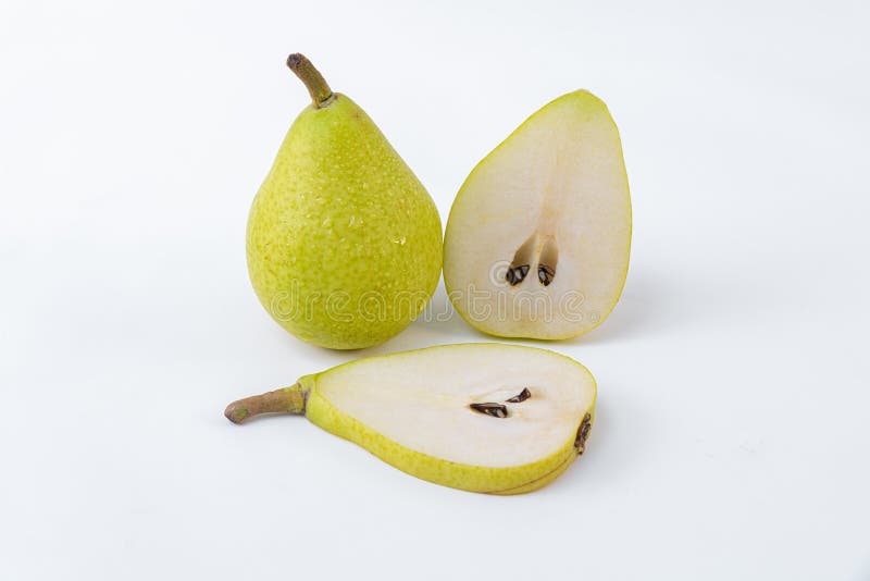 Groene en rijpe die peer op een witte achtergrond wordt geïsoleerd - Heerlijk perenontbijt - gesneden Peer en geheel royalty-vrije stock foto Groene en rijpe die peer op een witte achtergrond wordt geïsoleerd - Heerlijk perenontbijt - gesneden Peer en geheel royalty-vrije stock foto