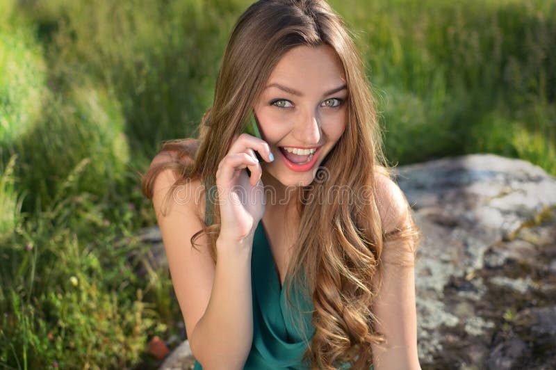 Groene eyed sensuele opgewekte dame in groene kleding royalty-vrije stock afbeeldingen Groene eyed sensuele opgewekte dame in groene kleding royalty-vrije stock afbeeldingen