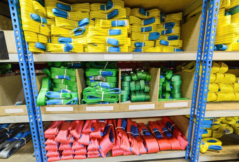 Groene, gele en rode nylon zachte opheffende die slingers in stapels worden gestapeld royalty-vrije stock afbeeldingen Groene, gele en rode nylon zachte opheffende die slingers in stapels worden gestapeld royalty-vrije stock afbeeldingen