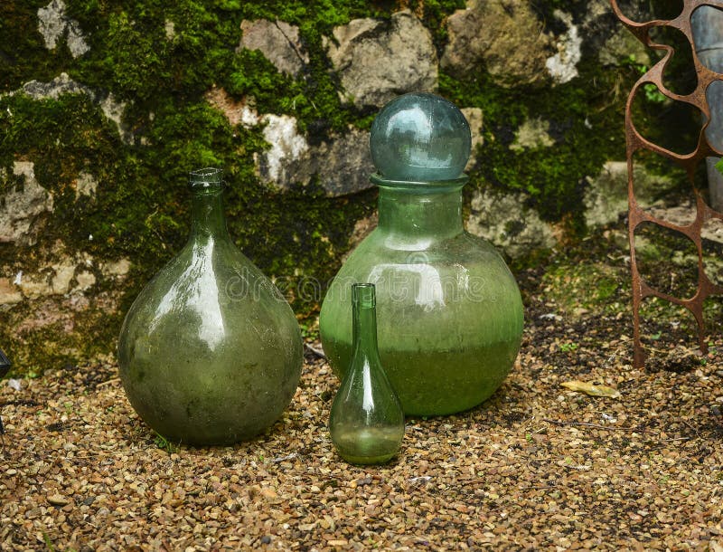 Groene glasbollen op de achtergrond van een steenmuur met een vorm royalty-vrije stock afbeelding Groene glasbollen op de achtergrond van een steenmuur met een vorm royalty-vrije stock afbeelding
