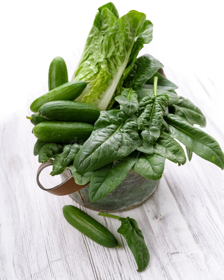 Groene groenten in een mand
