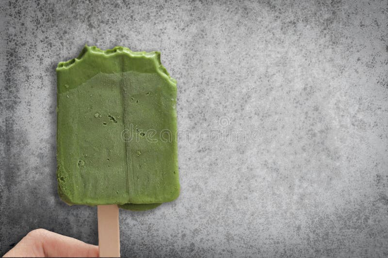 Groene het roomijsstok van theematcha met rustieke muur stock foto Groene het roomijsstok van theematcha met rustieke muur stock foto