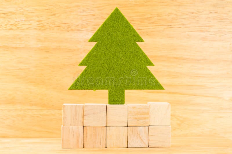 Groene Kerstmisboom op groep houten kubusblok in houten ruimte, royalty-vrije stock fotografie Groene Kerstmisboom op groep houten kubusblok in houten ruimte, royalty-vrije stock fotografie