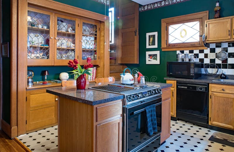 Groene Keuken met het Kabinet van China royalty-vrije stock afbeeldingen Groene Keuken met het Kabinet van China royalty-vrije stock afbeeldingen