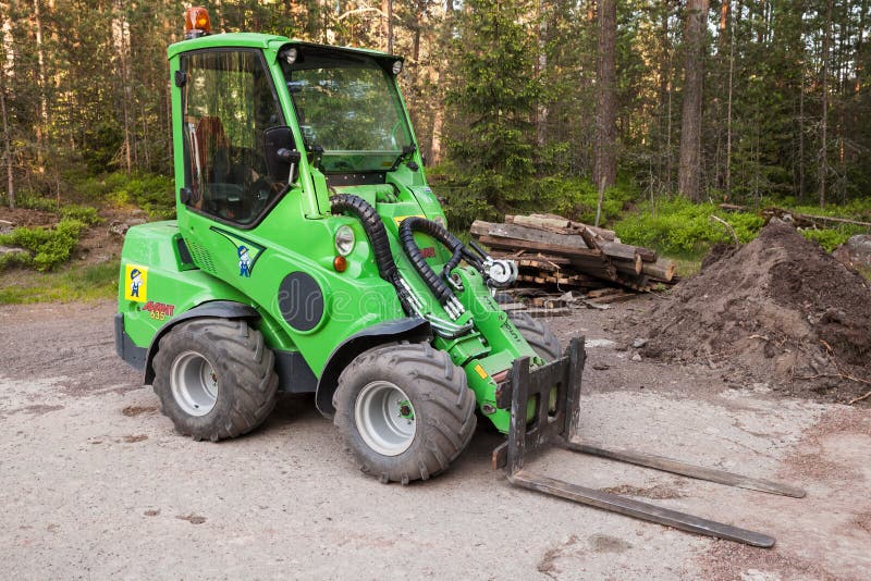 Groene kleine vorkheftruck Avant 635 stock afbeelding Groene kleine vorkheftruck Avant 635 stock afbeelding