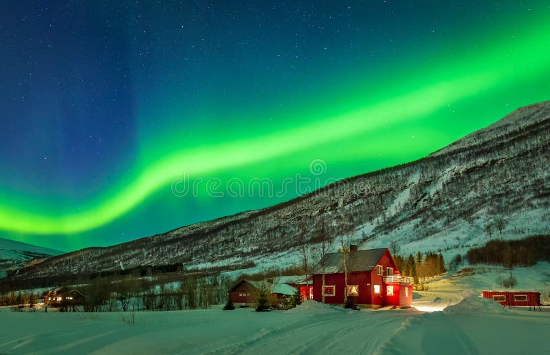 Groene noordelijke lichten over landelijke provincie van noordelijk Noorwegen