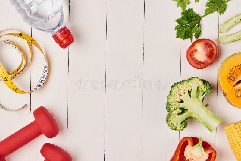 Groene paprika met het meten van band, domoren en fles water, stock foto Groene paprika met het meten van band, domoren en fles water, stock foto