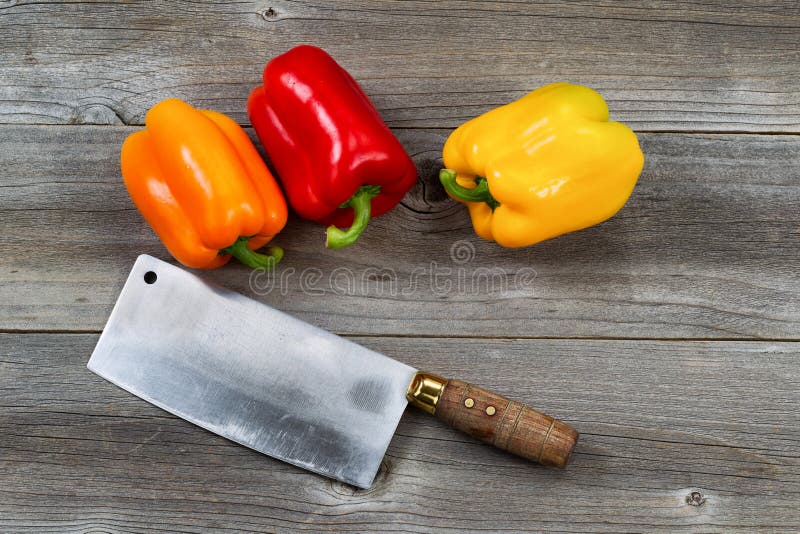 Groene paprika's en Mes op Leeftijdshout stock fotografie Groene paprika's en Mes op Leeftijdshout stock fotografie