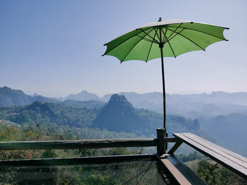 Groene Paraplu Voor Beschutting Tegen Zon, Omgeven Door Bergen En Lucht Stock - Image of paraplu, hemel: 170447437