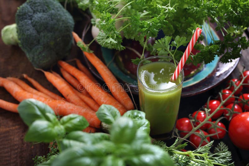 Groene plantaardige smoothie Organische groenten rechtstreeks van de tuin en een glas van drank royalty-vrije stock foto's Groene plantaardige smoothie Organische groenten rechtstreeks van de tuin en een glas van drank royalty-vrije stock foto's