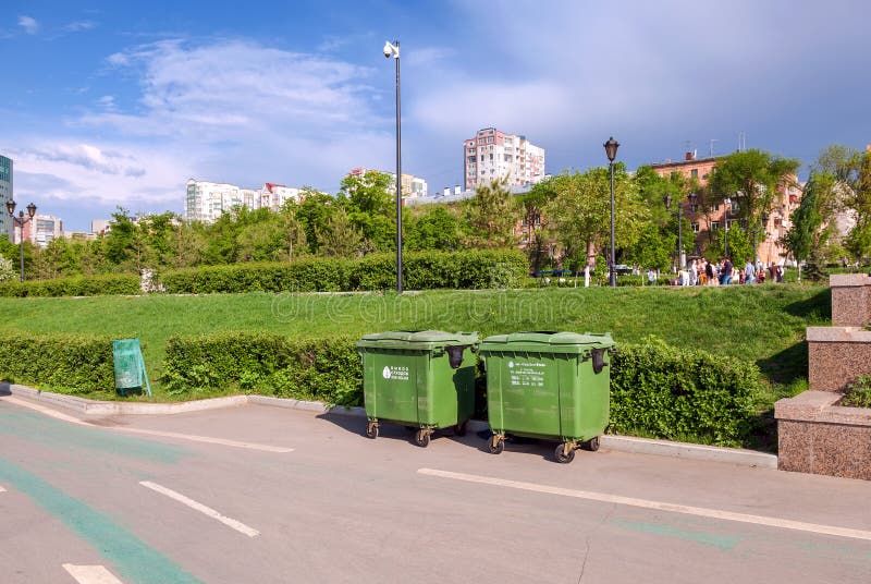Groene recyclingscontainers te de waterkant in Samara royalty-vrije stock foto Groene recyclingscontainers te de waterkant in Samara royalty-vrije stock foto