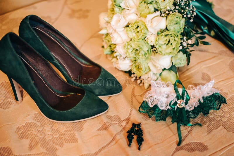 Groene schoenen met een groene kouseband voor de bruid stock fotografie Groene schoenen met een groene kouseband voor de bruid stock fotografie