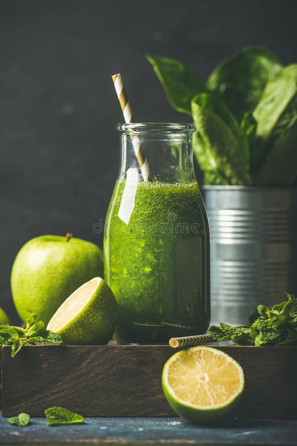 Groene smoothie in fles met appel, snijsla, kalk, munt stock foto's Groene smoothie in fles met appel, snijsla, kalk, munt stock foto's