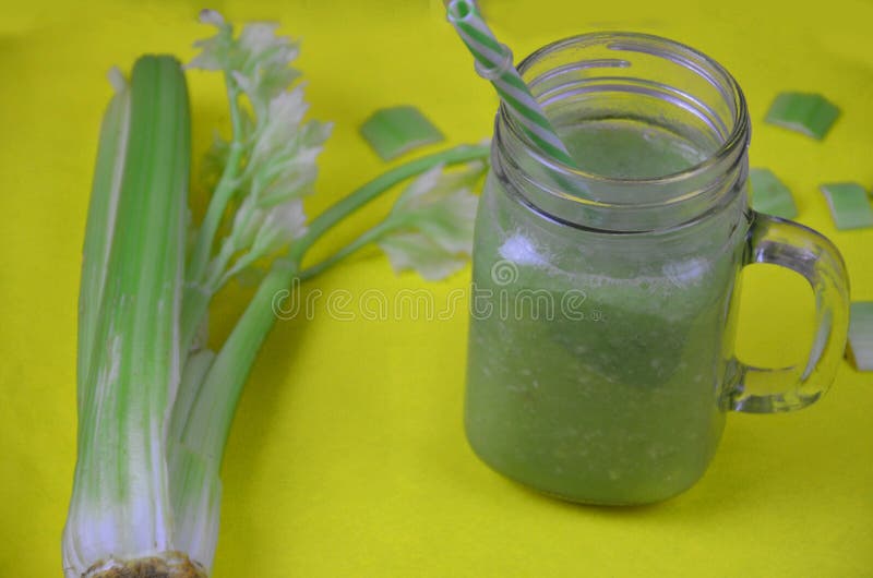 Groene smoothie in glas over rustieke houten achtergrond met exemplaarruimte - detox, veganist, vegetarische gezonde plantaardige stock foto Groene smoothie in glas over rustieke houten achtergrond met exemplaarruimte - detox, veganist, vegetarische gezonde plantaardige stock foto