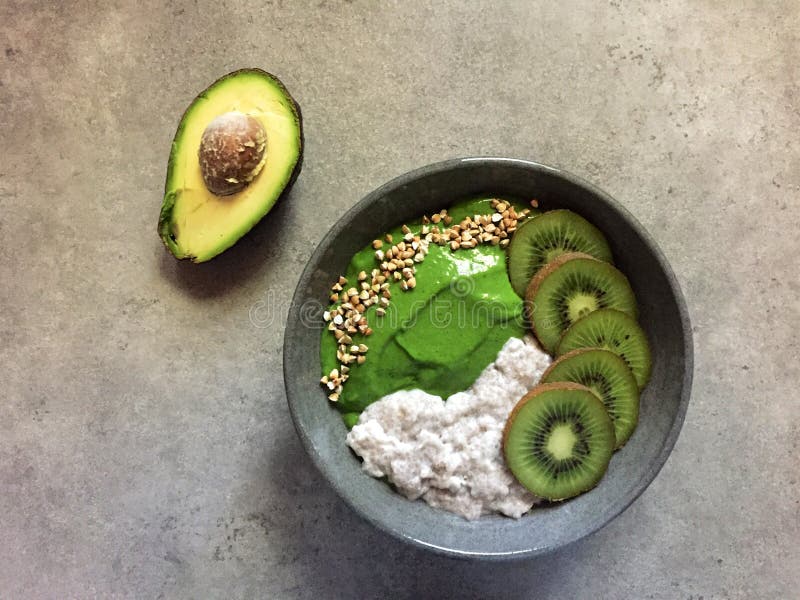 Groene smoothiekom met boekweit, kiwifruit en chiapudding stock afbeeldingen Groene smoothiekom met boekweit, kiwifruit en chiapudding stock afbeeldingen