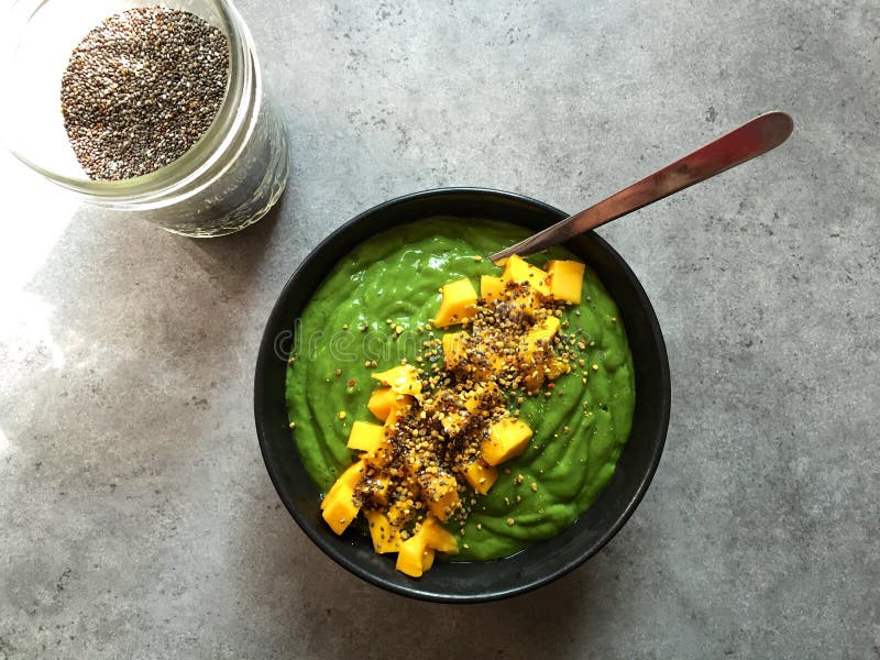 Groene smoothiekom met gehakte mango en chiazaden royalty-vrije stock foto's Groene smoothiekom met gehakte mango en chiazaden royalty-vrije stock foto's