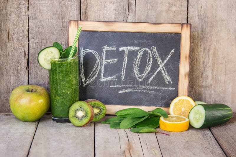 Groene smoothies met groenten en vruchten Detoxdag Vermageringsdieet en afscheiding van slakken Het gezonde Eten stock afbeelding Groene smoothies met groenten en vruchten Detoxdag Vermageringsdieet en afscheiding van slakken Het gezonde Eten stock afbeelding