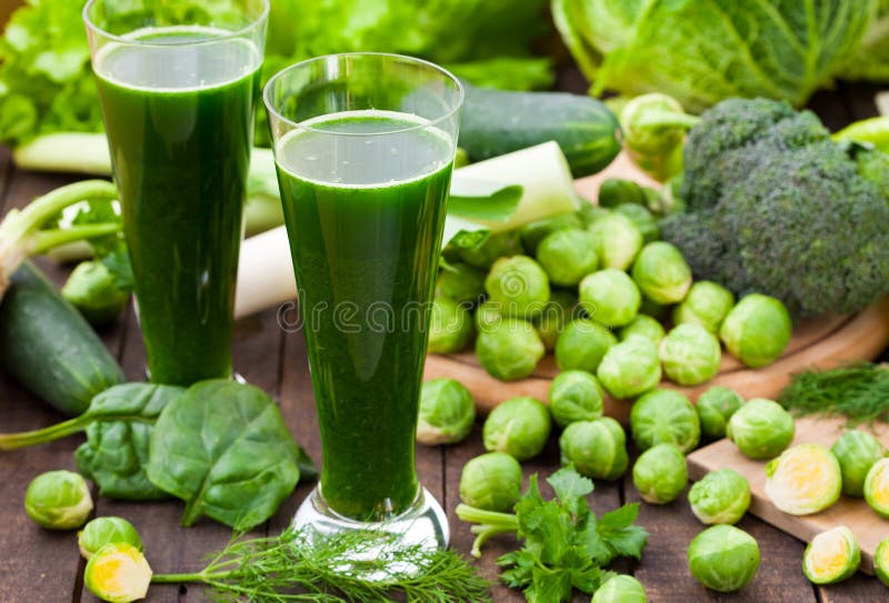 Groene spinazie smoothies royalty-vrije stock foto Groene spinazie smoothies royalty-vrije stock foto