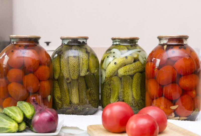 Groenten, vers, ruw, tomaten, uien, komkommers op de lijst stock afbeeldingen Groenten, vers, ruw, tomaten, uien, komkommers op de lijst stock afbeeldingen
