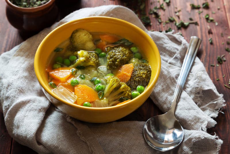 groentesoep met wortelen, groene erwten en broccoli royalty-vrije stock afbeelding groentesoep met wortelen, groene erwten en broccoli royalty-vrije stock afbeelding