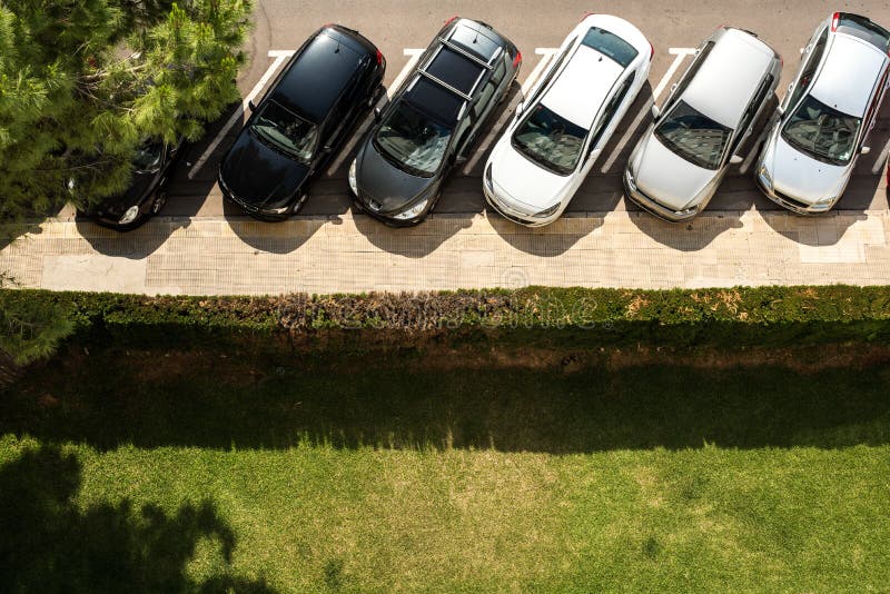 Groep auto's die op straat staan en van bovenaf gezien worden stock afbeeldingen Groep auto's die op straat staan en van bovenaf gezien worden stock afbeeldingen