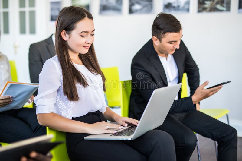 Groep bedrijfsmensen die in bureau zitten die op baangesprek wachten, close-up Conferentie of opleidingsconcepten stock foto Groep bedrijfsmensen die in bureau zitten die op baangesprek wachten, close-up Conferentie of opleidingsconcepten stock foto