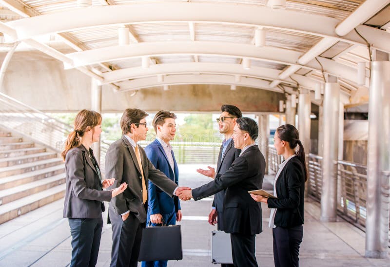 Groep Bedrijfsmensen die handen, Groepswerk schudden omhoog beëindigend meetingpartners die elkaar na het ondertekenen van contra stock afbeelding Groep Bedrijfsmensen die handen, Groepswerk schudden omhoog beëindigend meetingpartners die elkaar na het ondertekenen van contra stock afbeelding