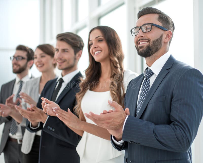 Groep bedrijfsmensen die iemand toejuichen die zich in offi bevinden stock afbeelding Groep bedrijfsmensen die iemand toejuichen die zich in offi bevinden stock afbeelding