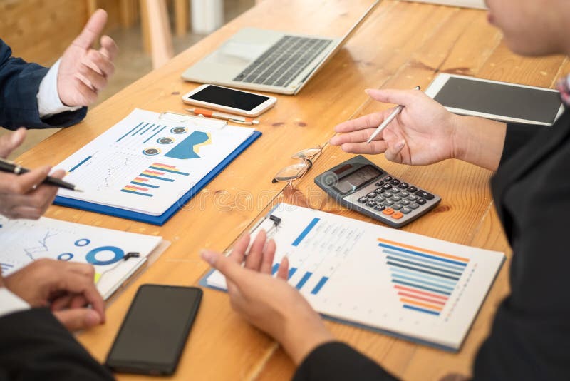 Groep bedrijfsmensen die met het analyseren van gegevensfinancieel verslag bij het bureau bespreken op maandelijkse vergadering H stock afbeelding Groep bedrijfsmensen die met het analyseren van gegevensfinancieel verslag bij het bureau bespreken op maandelijkse vergadering H stock afbeelding