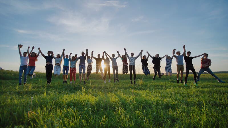 Groep beste vrienden en studenten die in openlucht springen Zonsondergang met zonneschijnstralen stock afbeeldingen Groep beste vrienden en studenten die in openlucht springen Zonsondergang met zonneschijnstralen stock afbeeldingen