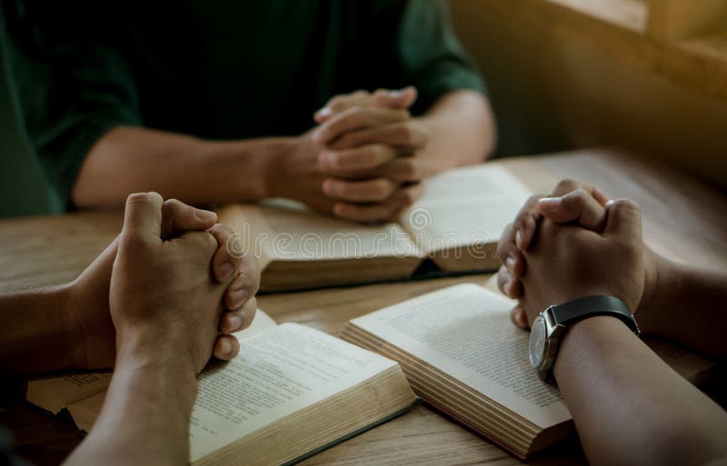 Bidden Met De Bijbel Groep Christenen Die Thuis Bijbel Lezen En Studeren En Samen Bidden