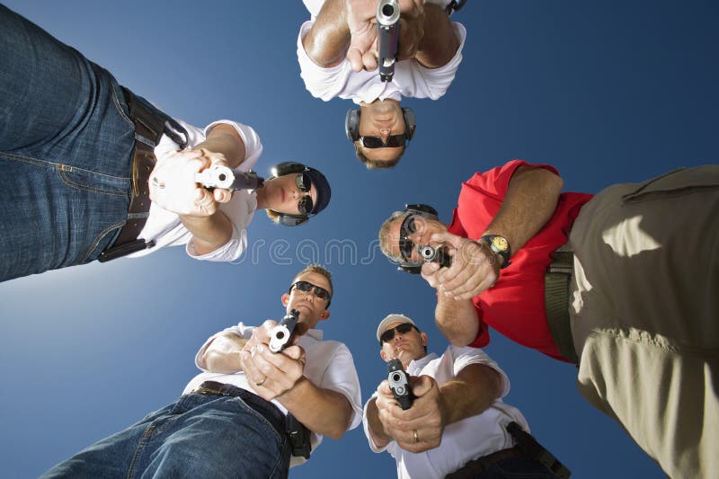 Groep die mensen in Cirkel Kanonnen streven stock fotografie Groep die mensen in Cirkel Kanonnen streven stock fotografie