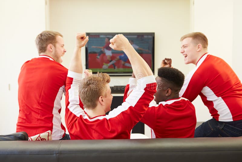 Groep die Sportenventilators op Spel op TV thuis letten