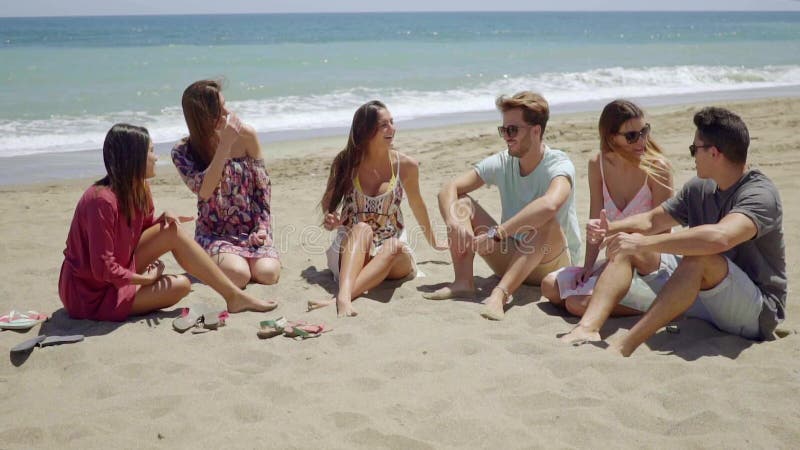 Groep diverse jonge mannen en vrouwen bij het strand