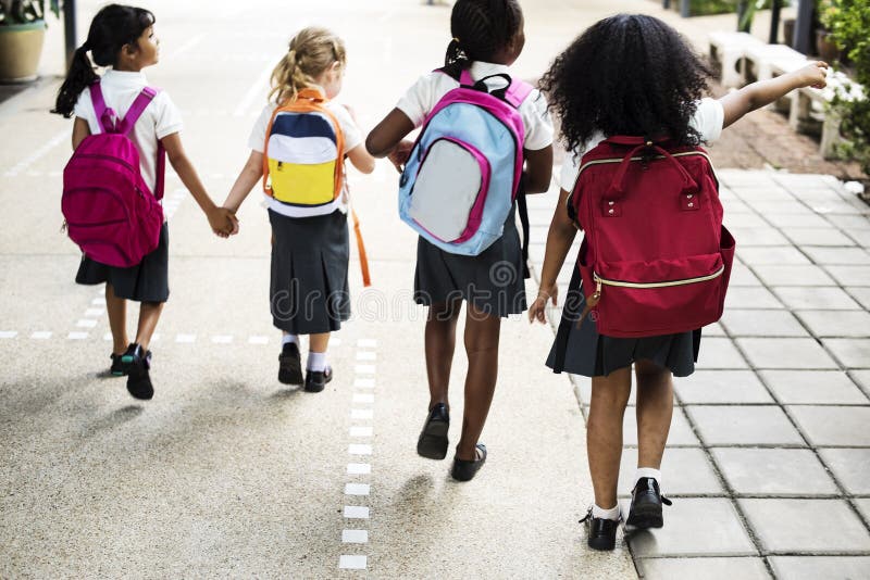 Groep diverse kleuterschoolstudenten die samen lopen royalty-vrije stock foto's Groep diverse kleuterschoolstudenten die samen lopen royalty-vrije stock foto's