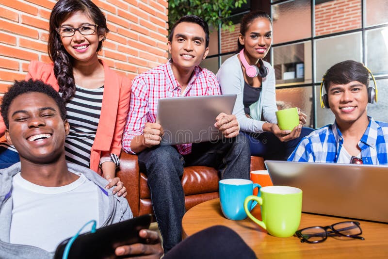 Groep diversiteitsstudenten die op campus leren stock afbeeldingen Groep diversiteitsstudenten die op campus leren stock afbeeldingen
