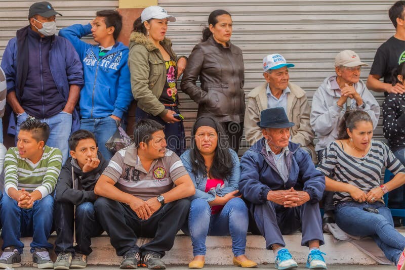 Groep Ecuatoriaanse Mensen op de Straat stock fotografie Groep Ecuatoriaanse Mensen op de Straat stock fotografie