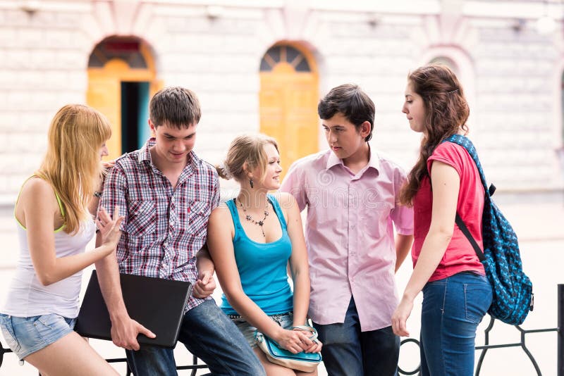Groep gelukkige glimlachende Tienerstudenten buiten Universiteit royalty-vrije stock afbeelding Groep gelukkige glimlachende Tienerstudenten buiten Universiteit royalty-vrije stock afbeelding