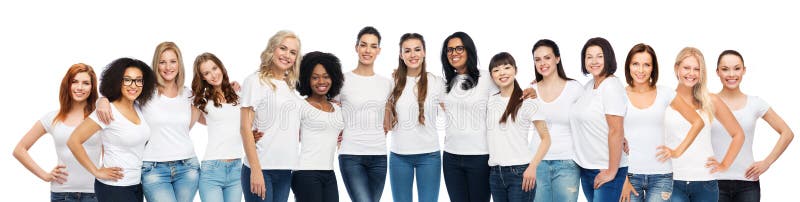 Groep gelukkige verschillende vrouwen in witte t-shirts